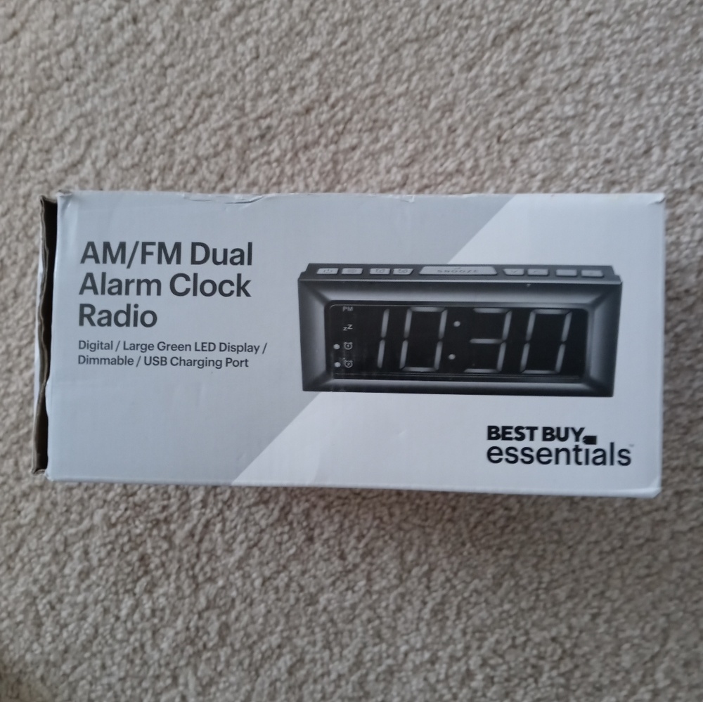 Am/fm alarm clock radio with USB charging port
